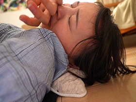 一人暮らしの美女が鬼畜犯罪集団に狙われる自宅押込み中出しレ〇プ 日向ゆら　サンプル画像08